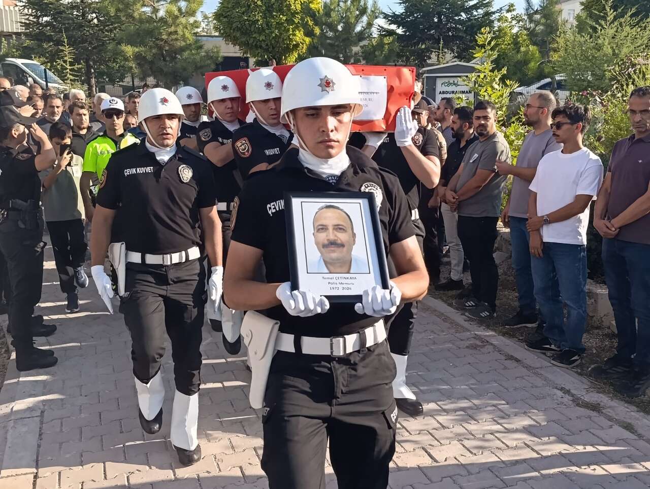 Konya’da hayatını kaybeden polis memuru son yolculuğa uğurlandı 3
